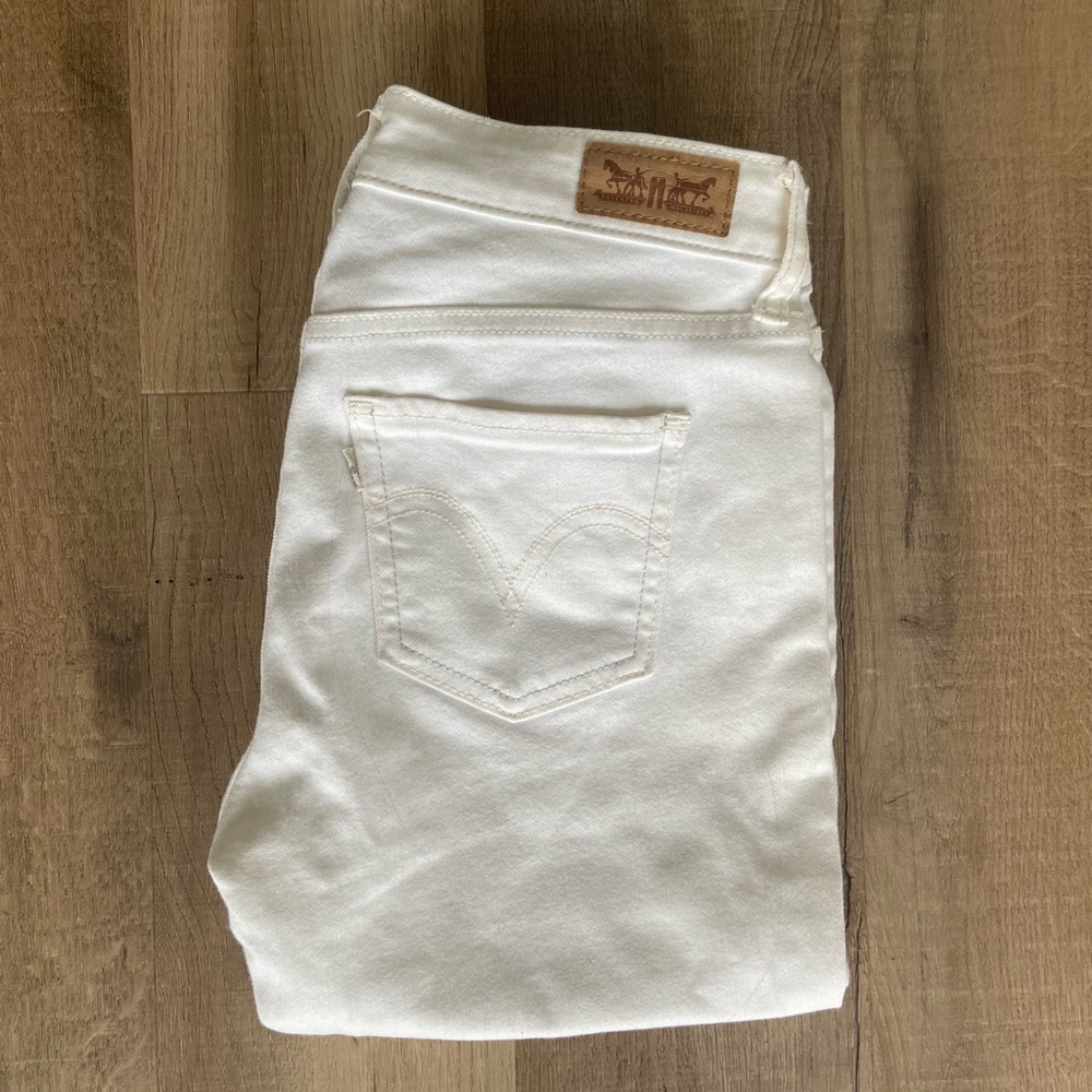 White Levi’s jeans